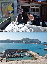 　因應「瑪莉亞」來襲，東引地區大小漁船開進船渠避風；鄉公所提供沙包給鄉親防颱。（圖／文：陳其敏）