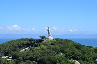 　颱風來臨之前，馬祖地區這兩天持續高溫且能見度極佳，中央氣象局指出，高溫是受颱風外圍環流沉降影響，能見度轉好，遠處山樹皆能清晰可見，不少來馬觀光客都稱讚藍天白雲好風光。（圖／文：曹重偉）
