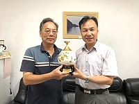 　陳天喜屆齡退休，縣長劉增應致贈紀念品並祝福退休生活事事如意。（圖／文：陳鵬雄）