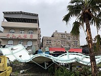 　塘岐馬鼻灣公園造型涼亭5根水泥基座遭強風折斷，飛向對面民宅砸中廚房屋頂。（圖／文：陳鵬雄）