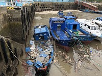 　白沙內港船渠2艘船隻沉沒，碼頭面狼藉一片，公所協調各單位展開初步復原工作。（圖／文：陳鵬雄）
