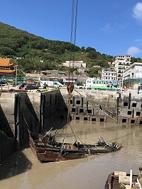 　沉沒在白沙船渠內的光華23308號漁船完成打撈作業。（圖／文：陳鵬雄）