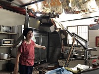 　塘岐馬鼻灣涼亭砸中民宅，廚房屋牆整個稀巴爛，當時人在廚房的屋主陳瑞英只差幾秒鐘時間逃過一劫。（圖／文：陳鵬雄）