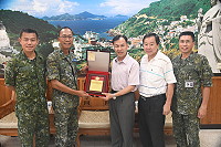 　馬防部指揮官楊海明將接任陸軍參謀長，縣長劉增應頒贈榮譽縣民證，新任指揮官由章元勳接任（左1）。（圖／文：馮紹夫）