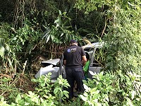 北竿環島北路納骨堂路段一小客車失控撞上路肩草叢巨石,車頭嚴重受損。(圖/文:陳鵬雄)