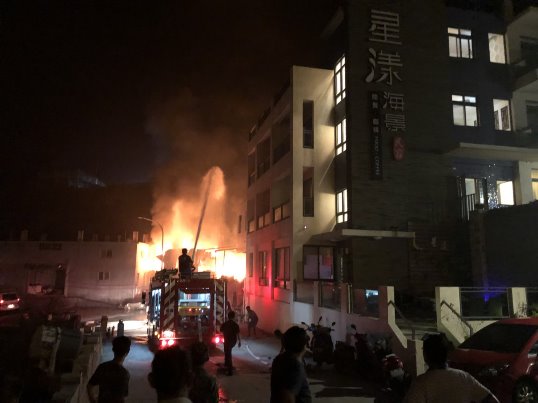 北竿橋仔小澳一家民宿旁小庫房13日凌晨12時10分左右失火,火勢半小時左右控制,幸無波及周邊。(圖/陳鵬雄)