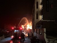 暗夜惡火,北竿橋仔小澳一間民宿旁小庫房驚傳祝融。(圖/文:陳鵬雄)