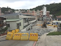 　工務處獅子市場周邊道路改善工程開始施作，工程期間路段全線封閉，地下停車場也改為單向通行。（圖／文：馮紹夫）