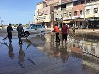 「瑪莉亞」颱風過境之後,軍方特出動弟兄協助縣府進行介壽廣場清掃工作,在連江縣消防局出動水車協力下,清掃過程相當順利。(圖/文:曹重偉)