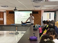 　東森主持人林英權來馬傳授經絡拍打的技巧，北竿鄉親受益良多。（圖／文：陳鵬雄）