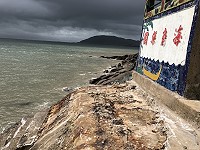 　有數十年歷史的大坵舊碼頭遭瑪莉亞巨浪襲擊，有一半的階梯碼頭不見了。（圖／文：陳鵬雄）