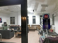 　網友於馬上處理反映有人在珠螺老人活動中心內部吸菸，他還特別到外面確定，此處貼有禁止吸菸的標章，引發眾人關注。（圖：馬上處理）