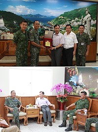 　（上圖）劉縣長頒發楊指揮官「榮譽縣民證」。（下圖）縣長與楊指揮官、章指揮官相談甚歡。（圖／文：張炘獻）