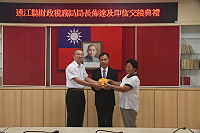 　新任連江縣財稅局長陳歲金（圖右）16日佈達交接，由縣長劉增應主持，政風處長王弘文（圖左）監交。（圖／文：馮紹夫）