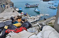 　東引中柱港區內停泊小型漁船的區域，聚集大量海漂垃圾，鄉公所進行清理清運。（圖／文：陳其敏） 