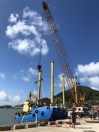 　瑪莉亞期間沉沒的白沙「承順號」貨船，昨天下午由大吊車吊至岸上進行修復。（圖／文：陳鵬雄）