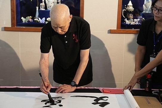 馬祖南竿鐵板村長老劉永端於展覽會場現場揮毫。 曹松清/攝影