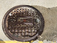 　颱風造成管路阻塞，芹壁污水管溢流產生惡臭。（圖／文：陳鵬雄）