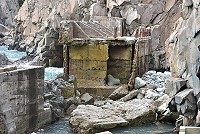 　 東引北海坑道歷經一個又一個颱風的蹂躪，擋浪牆已經是搖搖欲墜。（圖／文：陳其敏） 