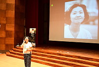 　名人講座邀請王琄主講「人生角色誰扮演」？多年劇場與電視劇經驗，養成的敏銳眼神背後，不僅代表理性與感性兼具、輕盈如昔的赤子之心，更盼望透過實踐的勇氣，一定能開出一朵屬於自己的花。（圖／文：曹重偉）
