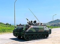 　莒光海洋觀光年於東莒推出試乘裝甲車軍事體驗，吸引700名遊客前往體驗。（圖／文：蔡夢玲）