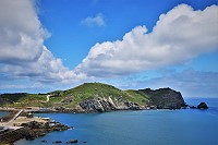 　進入一年中天氣最熱的「大暑」時節，位在國境之北的馬祖列島，多了海風調節，炎熱之中帶著幾許涼淨，還能親近著海天的蔚藍與遼闊，別具風情與吸引力。（圖與文：陳其敏）