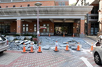 　縣立醫院掛號處前方廣場已於21日起進行車道地坪整修工程，院方提醒出入人員車輛密切注意，籲請車主勿佔用施工車道，造成不便之處敬請見諒。（圖／文：曹重偉）