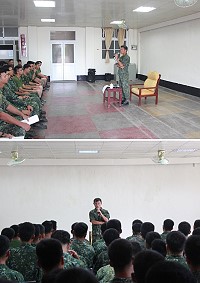 (上圖)指揮官主持常備兵役軍事訓練73梯役男精神講話。(下圖)指揮官勉勵役男秉持正面心態面對未來挑戰。(圖/文:江耿逸)