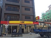 　八方雲集馬祖店30日下午完成招牌安裝，紅、黃相間在山隴廣場耀眼醒目。（圖：本報編輯部）