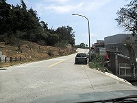 網友「觀光大使」於馬上處理發文指出,南竿消防局出口右轉紅線上停滿了車,該移一下,很危險!(圖:馬上處理)