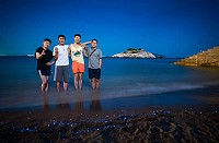 　芹壁澳口掀起追「星」熱，遊客踩星沙也有另類的夢幻體驗。（圖：周小馬提供）