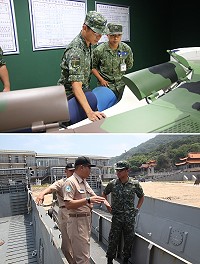 　上圖：指揮官視導南竿守備大隊步兵連射擊模擬教室。下圖：指揮官視導海軍小艇隊。（圖／文：江耿逸）