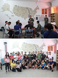 上圖:主任於茶會中致詞歡迎退伍袍澤來訪。下圖:前補給庫官兵及其眷屬於美軍地圖前合影。(圖/文:江耿逸)