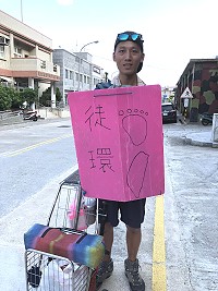 　26歲的彰化青年江宗翰要花6天時間走完馬祖各島，完成自己徒步環島全台的最後一塊拼圖。（圖／文：陳鵬雄）