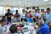 　慶祝父親節，東引鄉公所舉辦聯誼餐會，議長張永江、鄉長楊雲成等人向爸爸們致上敬意與祝賀。（圖／文：陳其敏）