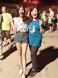 東莒島主張予柔(左)與莒光鄉長謝春欄於6日古蹟節牽罟活動中合影,活潑熱情的她成為活動中另類焦點。(圖/文:蔡夢玲)