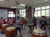　仁愛國小鼓陣隊舉行鼓藝訓練營，台南十鼓擊樂團柳衍宏再次指導學員。（圖／文：馮紹夫）