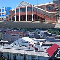 東引幼兒園大樓屋頂遮雨設施,上個月遭瑪麗亞颱風掀起破壞,目前正進行重建。(圖/文:陳其敏)