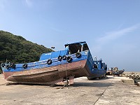 　北竿缺乏大型上架維修場地，瑪莉亞颱風受創的多艘19噸級船隻仍暫置白沙南碼頭待修。（圖／文：陳鵬雄）