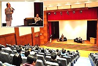 文化局馬祖人文講座2015-12-11壓軸場,張龍雲(左立者)與弟張龍德(右)在馬祖文物館演藝廳分享他自身學習音樂歷程。(圖:馬報資料圖片)