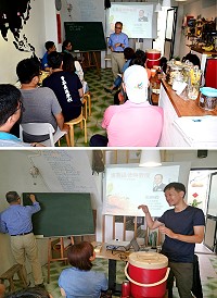 為提升地區餐飲業者衛生習慣及服務品質,衛福局14日邀請王品集團董事張勝鄉講授「經營七策」;指出縣府非常重視年輕人創業環境,多利用品牌定位與故事做形象行銷,學員們獲益良多。(圖/文:曹重偉)