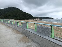　原本生硬水泥的&#22338;里海堤進行景觀美化，護堤洗石也融入藍眼淚意象。（圖／文：陳鵬雄）