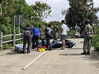 北竿壁山路機車意外,兩位女騎士莒光堡陡坡摔車,其中一人右小腿骨折傷勢嚴重。(圖/文:陳鵬雄)