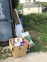 　亂丟垃圾，人人得檢舉之！有網友日前特別於馬上處理反映仁愛村一貫道佛堂路邊遭民眾隨意放置垃圾，環資局現場稽查後確實發現一些資源回收物，也呼籲大家共同維護好山好水好環境。（圖：馬上處理網友）