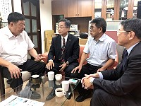 離島3立委陳雪生、楊曜、楊鎮浯15日邀請立榮航空董事長林志忠至立院會面了解關切機師秋節罷工,預期直間接影響離島空運機隊調度,盼航空公司能妥善處理。(圖:陳雪生國會辦公室)