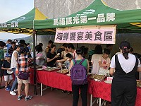 　浪漫七夕夜，遊客鄉親在芹壁中山國中共度溫馨有趣的中國情人節。（圖／文：陳鵬雄）