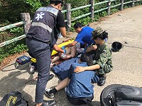 蔡麗如中士協助安撫傷患情緒。(圖/文:謝佳宏)