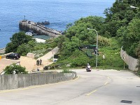 　橋仔入村口陡峭路段19日再傳機車摔車意外，如何改善道路安全成居民關心話題。（圖／文：陳鵬雄）