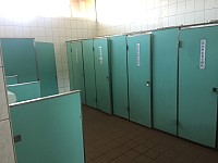 　南竿珠螺游泳池男廁開館以來不時飄臭味，游泳民眾希望教育處趕緊想辦法解決。（圖／文：馮紹夫）