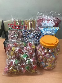  　連江縣祖父母節慶祝活動，家庭教育中心特地為參加者準備懷舊零食，和大家一起重溫童年好時光。（圖：連江縣家庭教育中心）